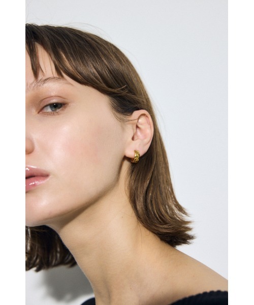 AZUL by moussy(アズールバイマウジー)の「ステンレスメタルプチフープピアス(ピアス(両耳用)・レディース・ゴールド/シルバー・FREE)」の8枚目の写真