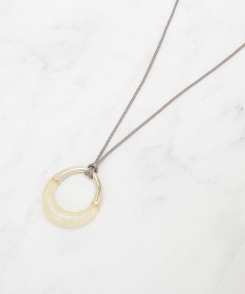 INDIVI（インディヴィ）の「【長さ調整自由】マーブルバイカラー ロングネックレス（ネックレス・レディース・ベージュ系その他7/チョコ/ブラック系4・00）」の3枚目の写真