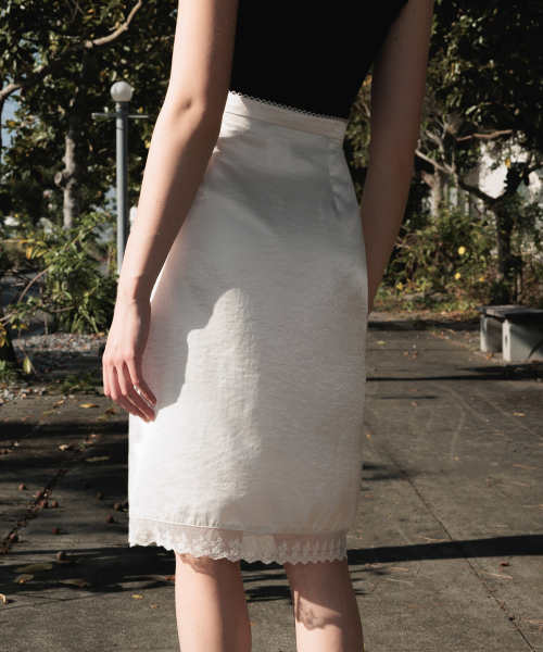 DEHEVE（デヘヴェ）の「Glossy Lace Skirt [Ivory]（スカート・レディース・アイボリー・SMALL/MEDIUM）」の3枚目の写真