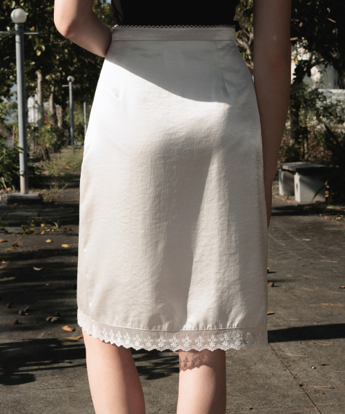DEHEVE（デヘヴェ）の「Glossy Lace Skirt [Ivory]（スカート・レディース・アイボリー・SMALL/MEDIUM）」の2枚目の写真