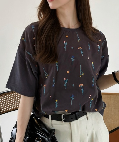 Ada.(エイダ)の「総刺繍 アソート Tシャツ(Tシャツ/カットソー・レディース・ネイビー/チャコール/イエロー/オフホワイト・FREE)」の3枚目の写真