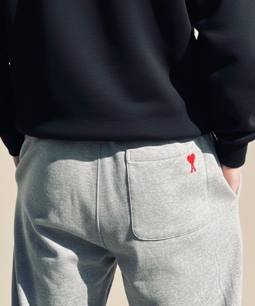 AMI Alexandre Mattiussi(アミアレクサンドルマテュッシ)の「AMI PARIS / BACK POKET HEART JOGGER PANTS(スウェットパンツ・メンズ・グレー/ブラック・LARGE/MEDIUM/X-LARGE/SMALL)」の7枚目の写真