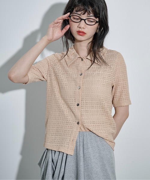 THE YOn（ザヨン）の「タックカラー針抜きジャガードハーフスリーブシャツ（シャツ/ブラウス・レディース・シャーベット/アイボリー/ブラック・FREE）」の17枚目の写真