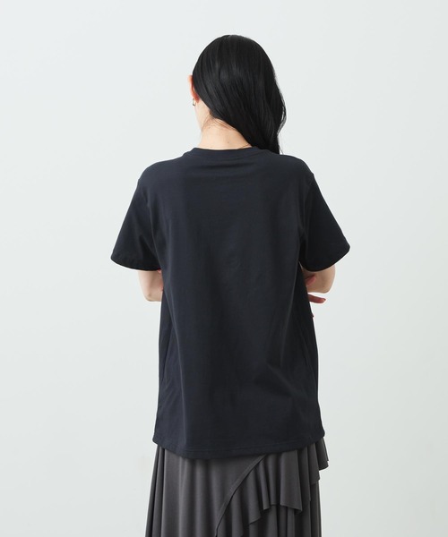 NIKE(ナイキ)の「ナイキ スポーツウェア ウィメンズ オーバーサイズド ショートスリーブ Tシャツ / Nike Sportswear Women's Oversized Short-Sleeved T-Shirt IR7827-010 Black(Tシャツ/カットソー・レディース・ブラック・XS/XL/L/S/M)」の2枚目の写真