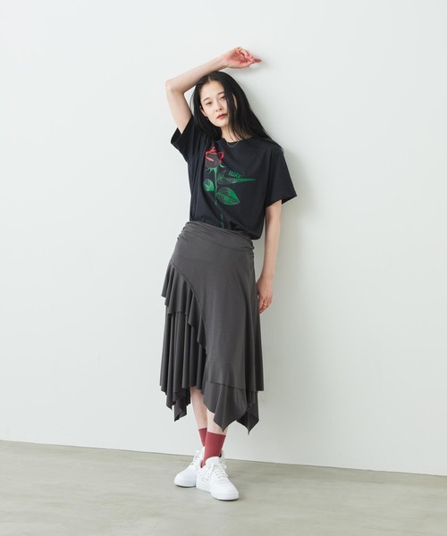 NIKE(ナイキ)の「ナイキ スポーツウェア ウィメンズ オーバーサイズド ショートスリーブ Tシャツ / Nike Sportswear Women's Oversized Short-Sleeved T-Shirt IR7827-010 Black(Tシャツ/カットソー・レディース・ブラック・XS/XL/L/S/M)」の4枚目の写真