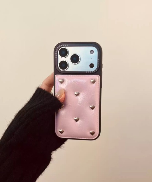 Vini（ヴィニ）の「ハート スタッズ 合成皮革 iPhone ケース 13/14/15.15Pro.16.16Pro.17.17Pro（スマホケース/カバー・レディース・ピンク/ブラック/シルバー・iPhone 17/iPhone 17 Pro/iPhone 16/iPhone 13/14/15/iPhone 15 Pro/iPhone 16 Pro）」の2枚目の写真