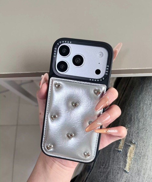 Vini（ヴィニ）の「ハート スタッズ 合成皮革 iPhone ケース 13/14/15.15Pro.16.16Pro.17.17Pro（スマホケース/カバー・レディース・ピンク/ブラック/シルバー・iPhone 17/iPhone 17 Pro/iPhone 16/iPhone 13/14/15/iPhone 15 Pro/iPhone 16 Pro）」の3枚目の写真