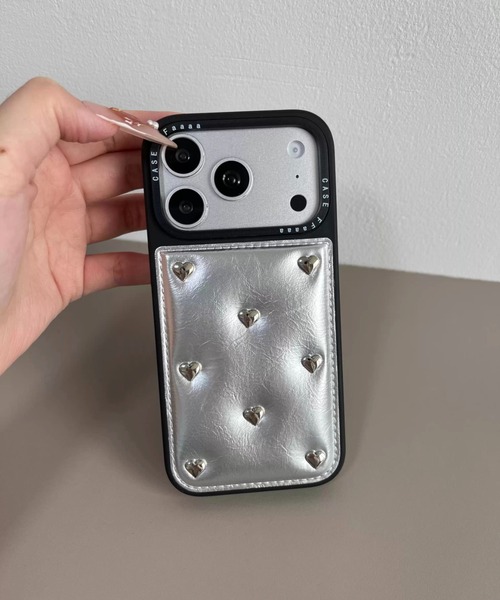 Vini（ヴィニ）の「ハート スタッズ 合成皮革 iPhone ケース 13/14/15.15Pro.16.16Pro.17.17Pro（スマホケース/カバー・レディース・ピンク/ブラック/シルバー・iPhone 17/iPhone 17 Pro/iPhone 16/iPhone 13/14/15/iPhone 15 Pro/iPhone 16 Pro）」の8枚目の写真