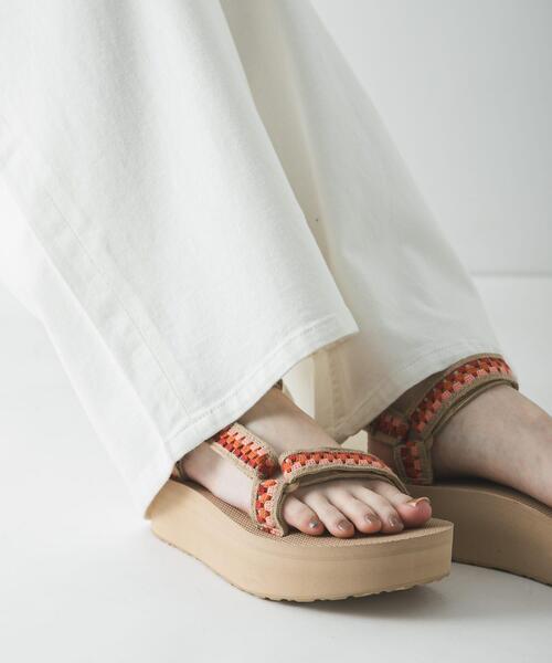 Teva(テバ)の「Teva EXCLUSIVE フラットフォーム ユニバーサル テッセラ(サンダル・レディース・ベージュ系その他・23/25/24)」の2枚目の写真