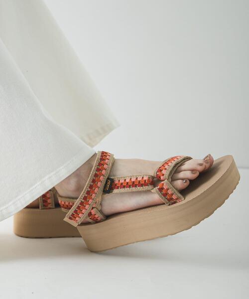 Teva(テバ)の「Teva EXCLUSIVE フラットフォーム ユニバーサル テッセラ(サンダル・レディース・ベージュ系その他・23/25/24)」の3枚目の写真