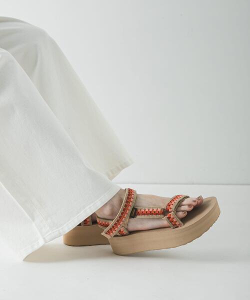 Teva(テバ)の「Teva EXCLUSIVE フラットフォーム ユニバーサル テッセラ(サンダル・レディース・ベージュ系その他・23/25/24)」の4枚目の写真
