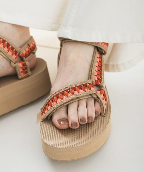 Teva(テバ)の「Teva EXCLUSIVE フラットフォーム ユニバーサル テッセラ(サンダル・レディース・ベージュ系その他・23/25/24)」の6枚目の写真