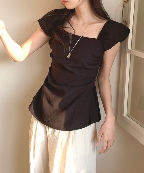AMAJI(アマジ)の「オフショルダートップス パフスリーブ 半袖 ペプラムシルエット フィットデザイン(Tシャツ/カットソー・レディース・ベージュ/ブラック・FREE)」の2枚目の写真