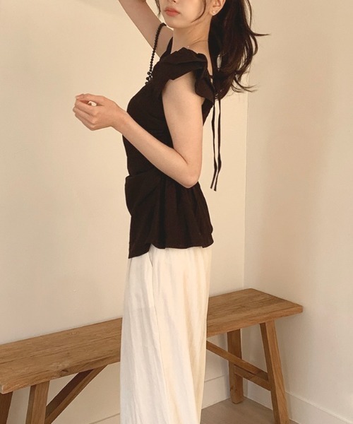 AMAJI(アマジ)の「オフショルダートップス パフスリーブ 半袖 ペプラムシルエット フィットデザイン(Tシャツ/カットソー・レディース・ベージュ/ブラック・FREE)」の5枚目の写真