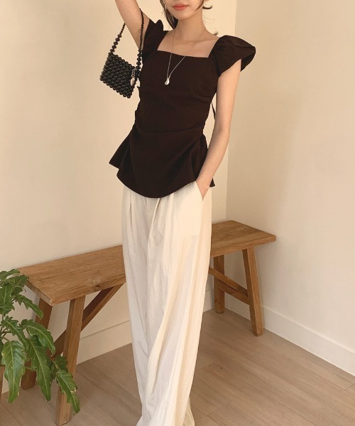 AMAJI(アマジ)の「オフショルダートップス パフスリーブ 半袖 ペプラムシルエット フィットデザイン(Tシャツ/カットソー・レディース・ベージュ/ブラック・FREE)」の6枚目の写真