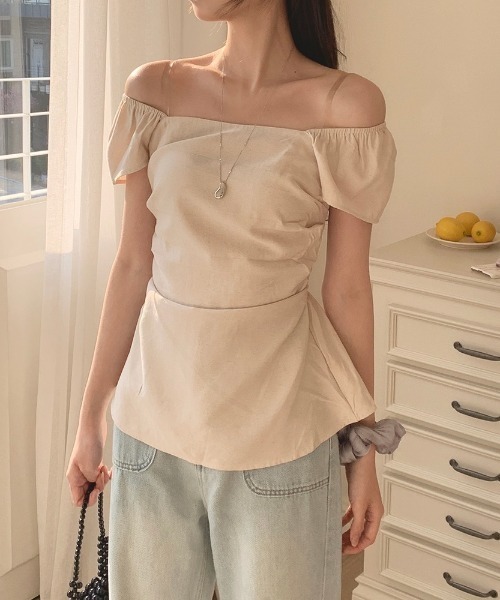 AMAJI(アマジ)の「オフショルダートップス パフスリーブ 半袖 ペプラムシルエット フィットデザイン(Tシャツ/カットソー・レディース・ベージュ/ブラック・FREE)」の3枚目の写真