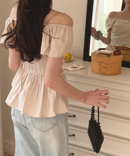 AMAJI(アマジ)の「オフショルダートップス パフスリーブ 半袖 ペプラムシルエット フィットデザイン(Tシャツ/カットソー・レディース・ベージュ/ブラック・FREE)」の4枚目の写真