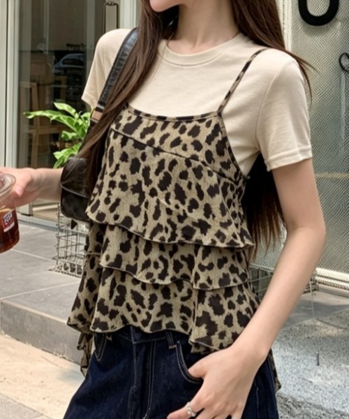 AMAJI(アマジ)の「クルーネック 半袖Tシャツ × レオパード柄 フリルキャミソール 2点セット(Tシャツ/カットソー・レディース・グリーン/ベージュ・FREE)」の1枚目の写真