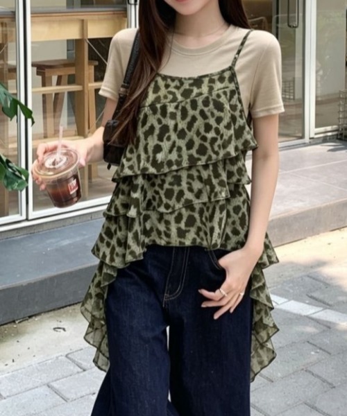 AMAJI(アマジ)の「クルーネック 半袖Tシャツ × レオパード柄 フリルキャミソール 2点セット(Tシャツ/カットソー・レディース・グリーン/ベージュ・FREE)」の2枚目の写真