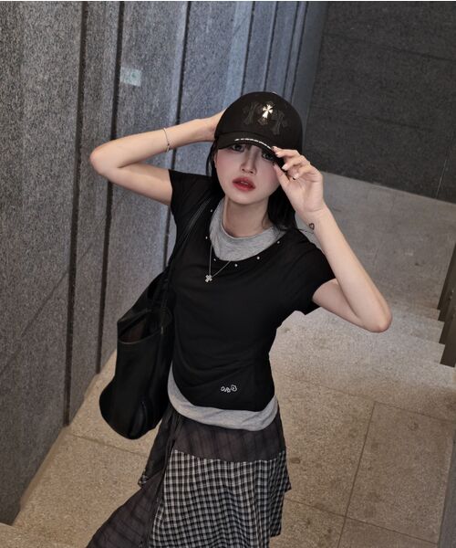 OURSAYSOUR（アワーセイアワー）の「Vネックレイヤードスタッズスリム半袖Tシャツブラック（Tシャツ/カットソー・レディース・ブラック・FREE）」の2枚目の写真