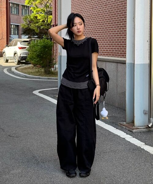 OURSAYSOUR（アワーセイアワー）の「Vネックレイヤードスタッズスリム半袖Tシャツブラック（Tシャツ/カットソー・レディース・ブラック・FREE）」の6枚目の写真