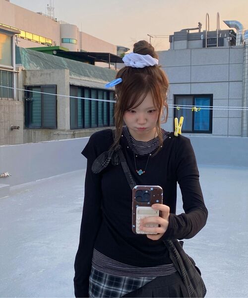 OURSAYSOUR（アワーセイアワー）の「Vネックレイヤードスタッズスリム半袖Tシャツブラック（Tシャツ/カットソー・レディース・ブラック・FREE）」の11枚目の写真