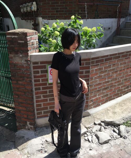 OURSAYSOUR（アワーセイアワー）の「Vネックレイヤードスタッズスリム半袖Tシャツブラック（Tシャツ/カットソー・レディース・ブラック・FREE）」の13枚目の写真
