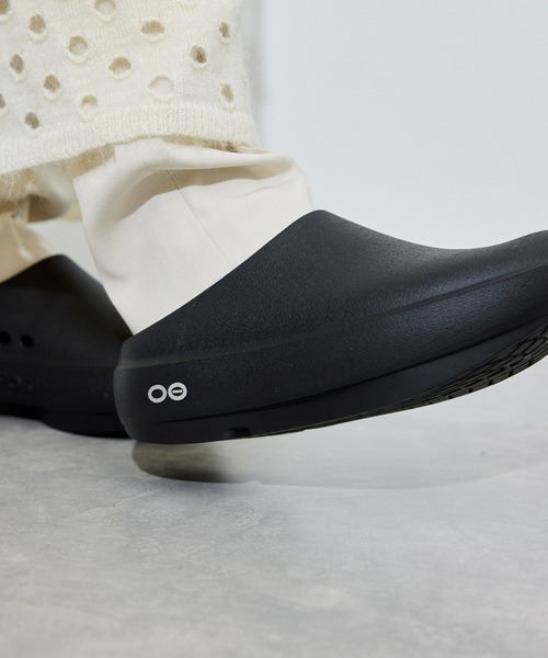OOFOS（ウーフォス）の「【OOFOS（ウーフォス）】Oocloog+（サンダル・レディース・ブラック・24/23/25）」の4枚目の写真