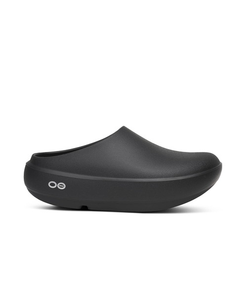 OOFOS（ウーフォス）の「【OOFOS（ウーフォス）】Oocloog+（サンダル・レディース・ブラック・24/23/25）」の5枚目の写真