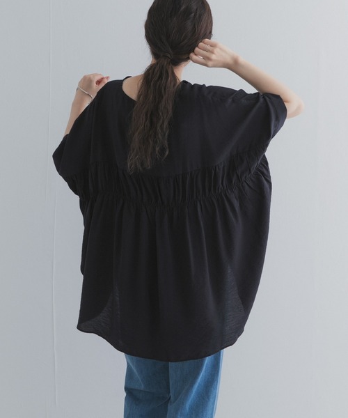 URBAN RESEARCH DOORS(アーバンリサーチドアーズ)の「バックシャーリングドルマンブラウス(シャツ/ブラウス・レディース・ライトグレー/ブラック/ブルー・FREE)」の2枚目の写真