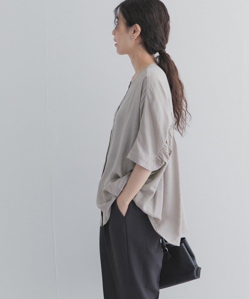 URBAN RESEARCH DOORS(アーバンリサーチドアーズ)の「バックシャーリングドルマンブラウス(シャツ/ブラウス・レディース・ライトグレー/ブラック/ブルー・FREE)」の15枚目の写真