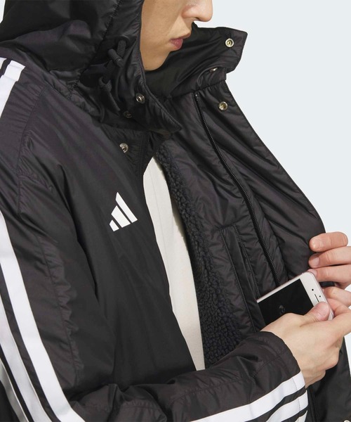 adidas(アディダス)の「スリーストライプス ルーズフィット ロング ボアコート / アディダス adidas(ダウンジャケット/コート・メンズ・ブラック・XX-LARGE/3XL/LARGE/MEDIUM/X-LARGE/SMALL/X-SMALL)」の4枚目の写真