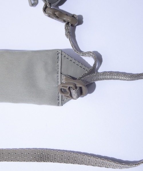 F/CE. (エフシーイー)の「F/CE. TEXTURED TWILL POUCH 2.0 / エフシーイー テクスチャード ツイル ポーチ 2.0(ボディバッグ/ウエストポーチ・メンズ・ベージュ/ブラック/チャコール・FREE)」の10枚目の写真