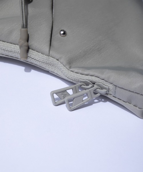 F/CE. (エフシーイー)の「F/CE. TEXTURED TWILL POUCH 2.0 / エフシーイー テクスチャード ツイル ポーチ 2.0(ボディバッグ/ウエストポーチ・メンズ・ベージュ/ブラック/チャコール・FREE)」の4枚目の写真