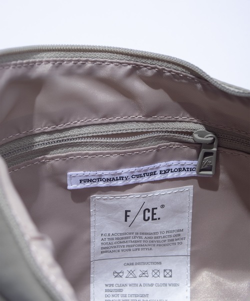 F/CE. (エフシーイー)の「F/CE. TEXTURED TWILL POUCH 2.0 / エフシーイー テクスチャード ツイル ポーチ 2.0(ボディバッグ/ウエストポーチ・メンズ・ベージュ/ブラック/チャコール・FREE)」の5枚目の写真