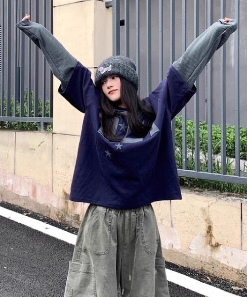 SHEENA(シーナ)の「【秋冬新作】ボーダー×スター刺繍ロゴフェイクレイヤード長袖トップス(Tシャツ/カットソー・レディース・ネイビー・M/L)」の4枚目の写真
