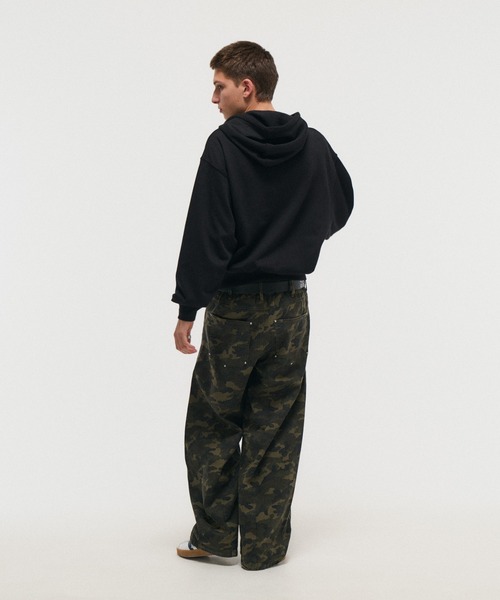 ILL'S(イルズ)の「カモ総柄 ダブルニー スタッズ カーブパンツ メンズ レディース ユニセックス(その他パンツ・メンズ・カーキ・M/L)」の2枚目の写真