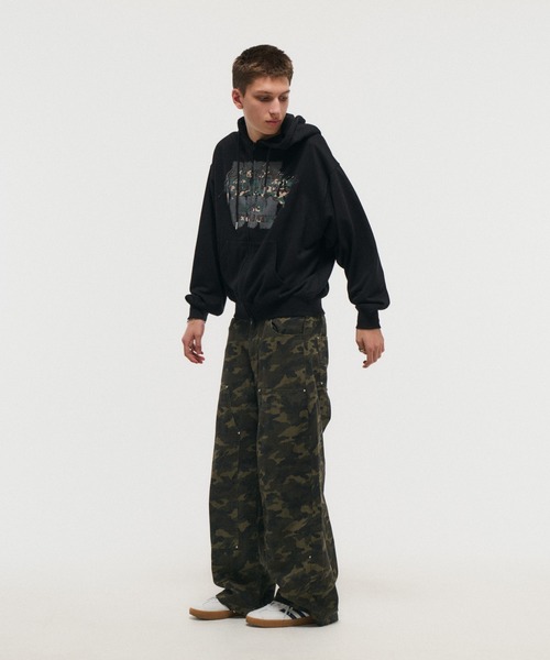 ILL'S(イルズ)の「カモ総柄 ダブルニー スタッズ カーブパンツ メンズ レディース ユニセックス(その他パンツ・メンズ・カーキ・M/L)」の4枚目の写真