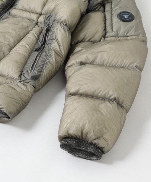 C.P. COMPANY(シーピーカンパニー)の「C.P.Company / シーピーカンパニー D.D. SHELL HOODED DOWN JACKET(ダウンジャケット/コート・メンズ・ブラック/ベージュ/ボルドー/ホワイト系その他/ブルー系その他・SMALL/LARGE/MEDIUM)」の7枚目の写真