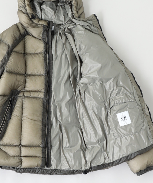 C.P. COMPANY(シーピーカンパニー)の「C.P.Company / シーピーカンパニー D.D. SHELL HOODED DOWN JACKET(ダウンジャケット/コート・メンズ・ブラック/ベージュ/ボルドー/ホワイト系その他/ブルー系その他・SMALL/LARGE/MEDIUM)」の8枚目の写真