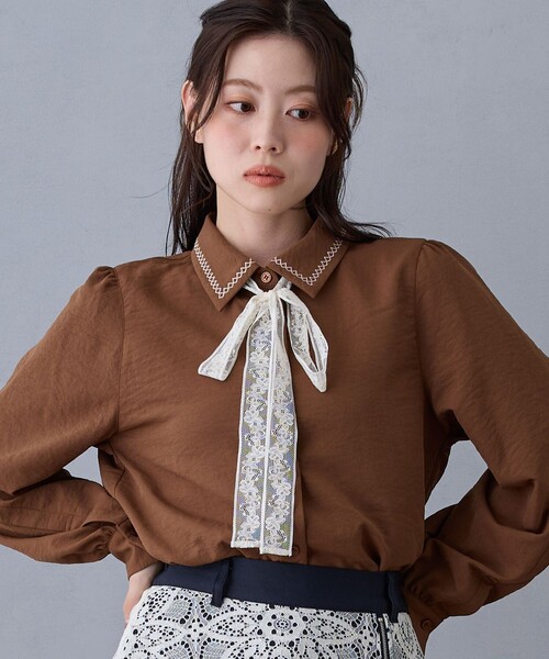 NICOLE CLUB(ニコル クラブ)の「レースリボンブラウス(シャツ/ブラウス・レディース・ブラウン/オフホワイト/サックスブルー・M)」の2枚目の写真