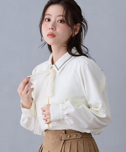 NICOLE CLUB(ニコル クラブ)の「レースリボンブラウス(シャツ/ブラウス・レディース・ブラウン/オフホワイト/サックスブルー・M)」の1枚目の写真