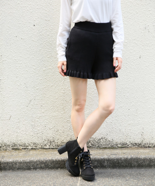 Heather(ヘザー)の「リブ/スソフリルニットショートパンツ 814172(その他パンツ・レディース・ブラック/グレー/ベージュ系その他・FREE)」の2枚目の写真