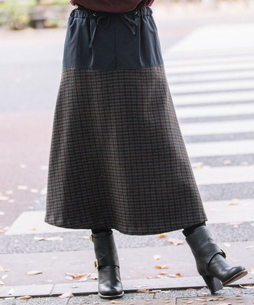 Munich(ミューニック)の「メルトン&ロービングチェックフレアスカート(スカート・レディース・ブラック/ブラウン/グリーン/アイボリー・S)」の4枚目の写真