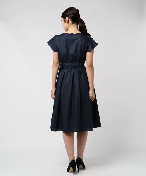 ASTORIA ODIER(アストリアオディール)の「衿スカラップ刺繍ワンピース(ワンピース・レディース・ベージュ/ネイビー/カーキ/マスタード/ラベンダー・MEDIUM)」の6枚目の写真