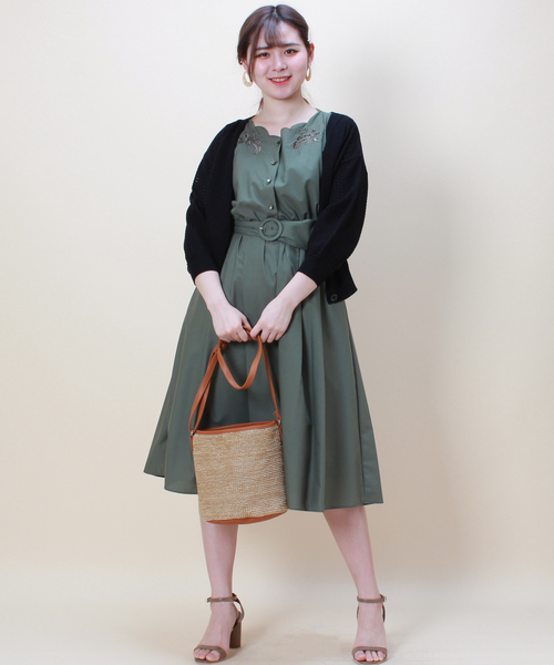 ASTORIA ODIER(アストリアオディール)の「衿スカラップ刺繍ワンピース(ワンピース・レディース・ベージュ/ネイビー/カーキ/マスタード/ラベンダー・MEDIUM)」の2枚目の写真