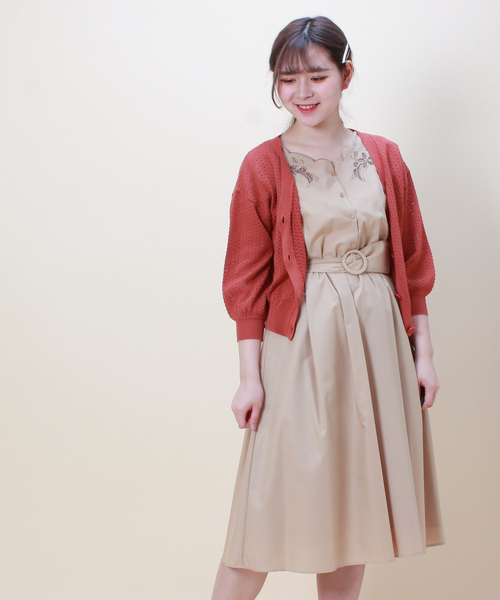 ASTORIA ODIER(アストリアオディール)の「衿スカラップ刺繍ワンピース(ワンピース・レディース・ベージュ/ネイビー/カーキ/マスタード/ラベンダー・MEDIUM)」の14枚目の写真