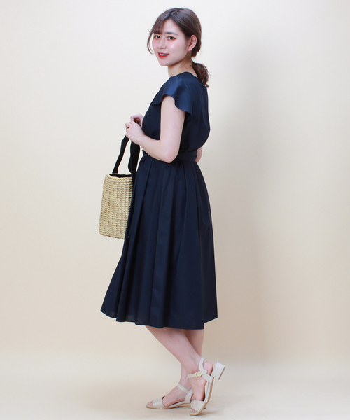 ASTORIA ODIER(アストリアオディール)の「衿スカラップ刺繍ワンピース(ワンピース・レディース・ベージュ/ネイビー/カーキ/マスタード/ラベンダー・MEDIUM)」の9枚目の写真