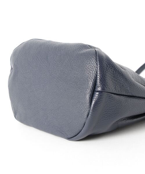 TASINAMI（タシナミ）の「TASINAMI シュリンクレザーショルダー巾着バッグ (TA-0030)（ハンドバッグ・レディース・ブラック/ネイビー/レッド/サックスブルー/グリーン/マスタード/ホワイト系その他/チョコ/グレイッシュベージュ/グレー・FREE）」の11枚目の写真