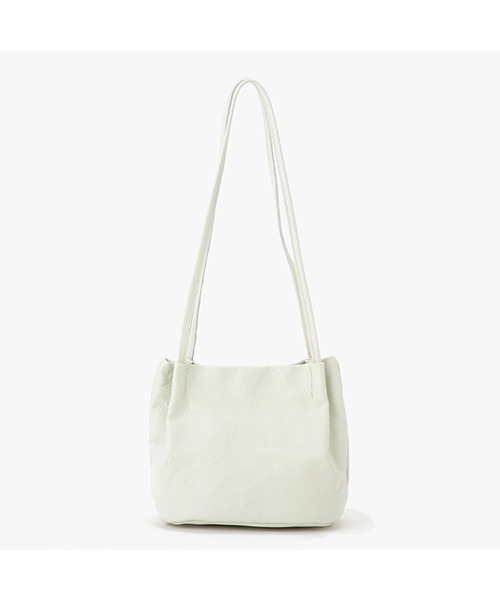 TASINAMI（タシナミ）の「TASINAMI シュリンクレザーショルダー巾着バッグ (TA-0030)（ハンドバッグ・レディース・ブラック/ネイビー/レッド/サックスブルー/グリーン/マスタード/ホワイト系その他/チョコ/グレイッシュベージュ/グレー・FREE）」の2枚目の写真